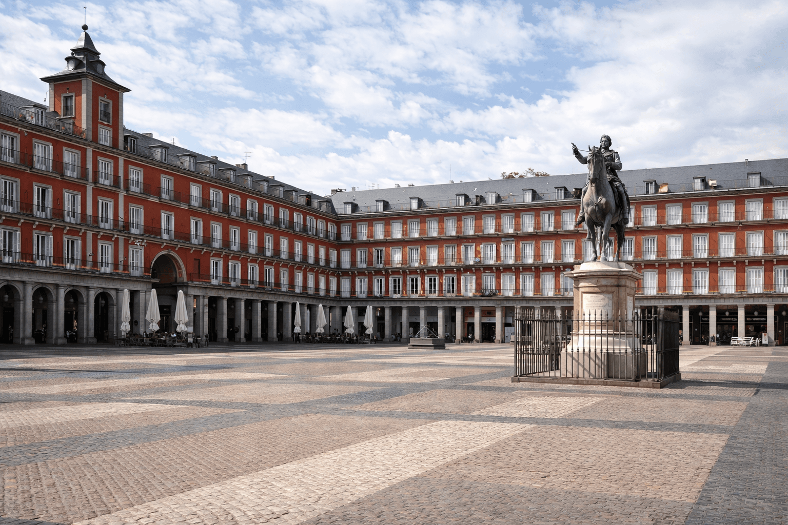 Plaza Mayor de Madrid con estatua ecuestre de Felipe III